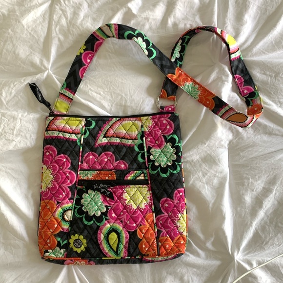 Vera Bradley Handbags - Vera Bradley hipster crossbody